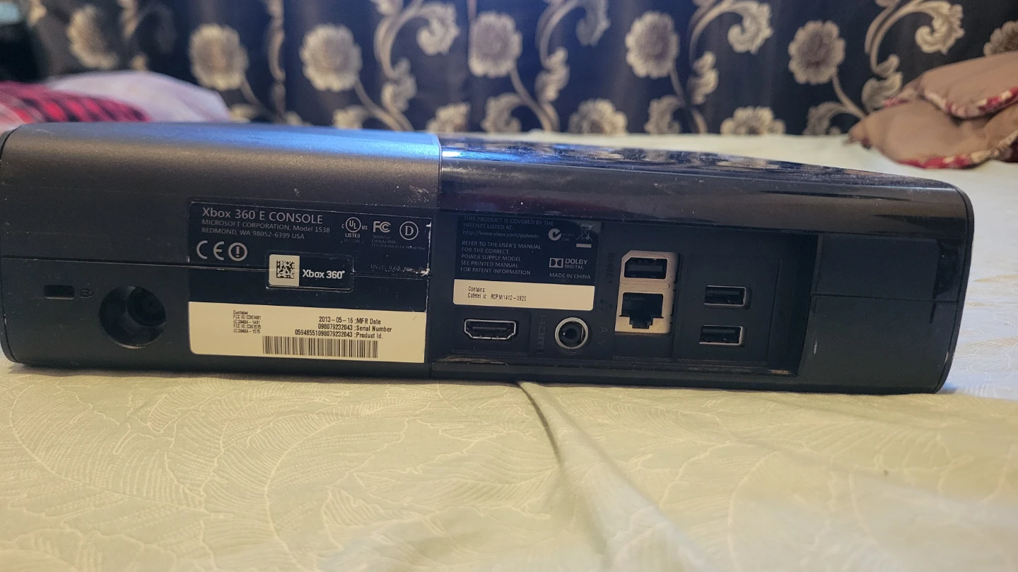 Xbox 360 E Console - photo 2