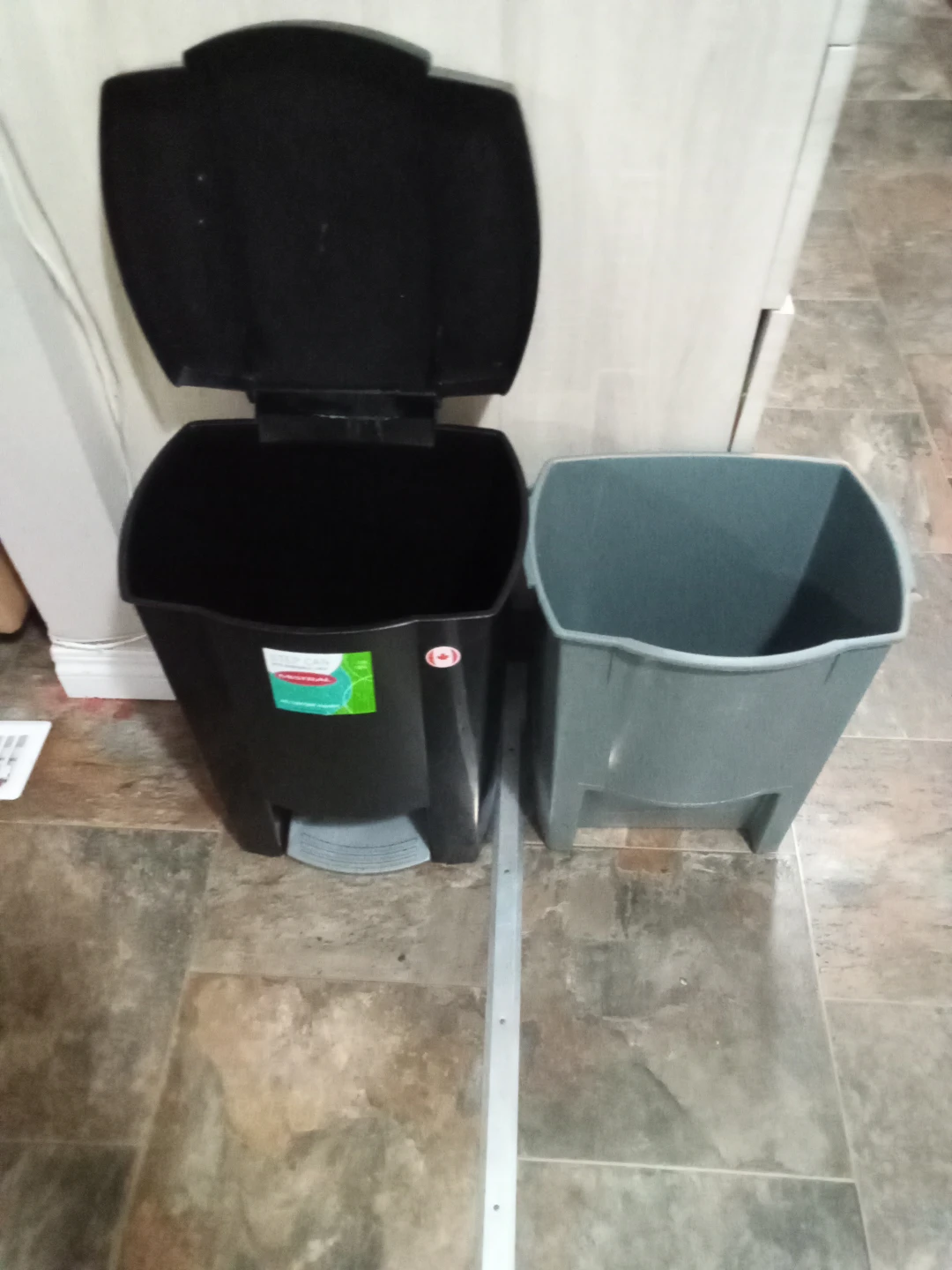 Rubbermaid Step Trash Can with Inner Liner