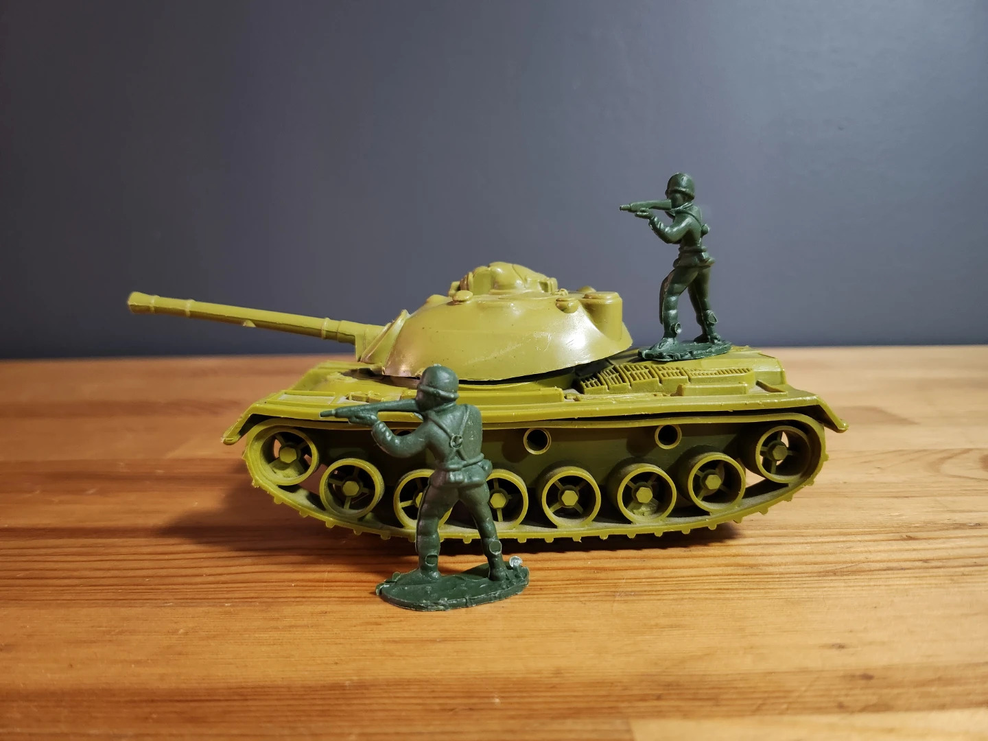Plastic Toy Soldiers and Tank Set - photo 2