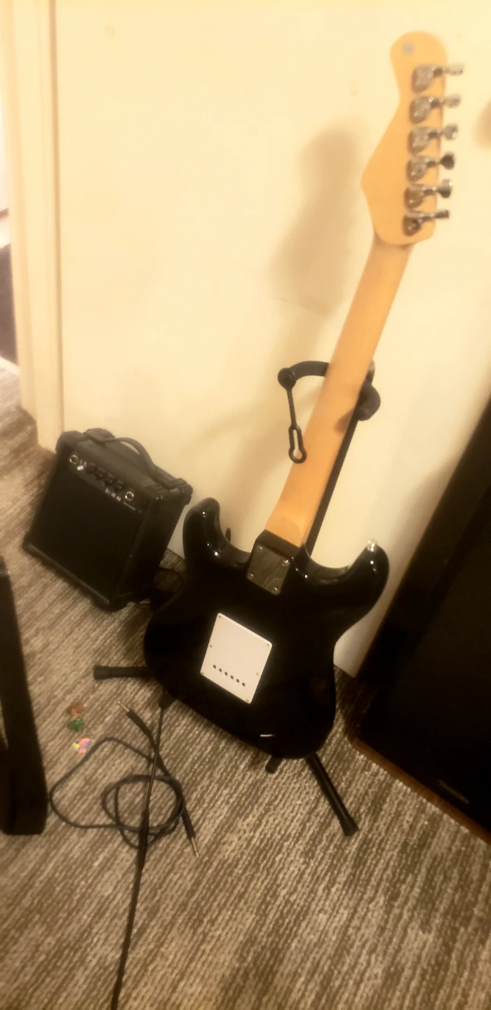 Fullsize Stratocaster Package All You Need to Play - photo 2