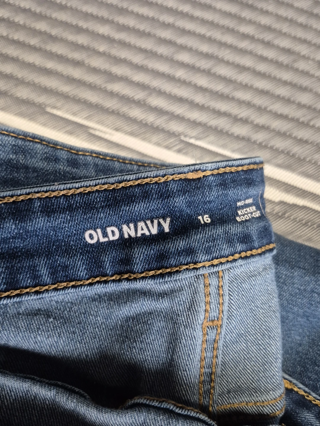Old Navy Mid-Rise Kicker Boot-Cut Jeans Size 16 - photo 2