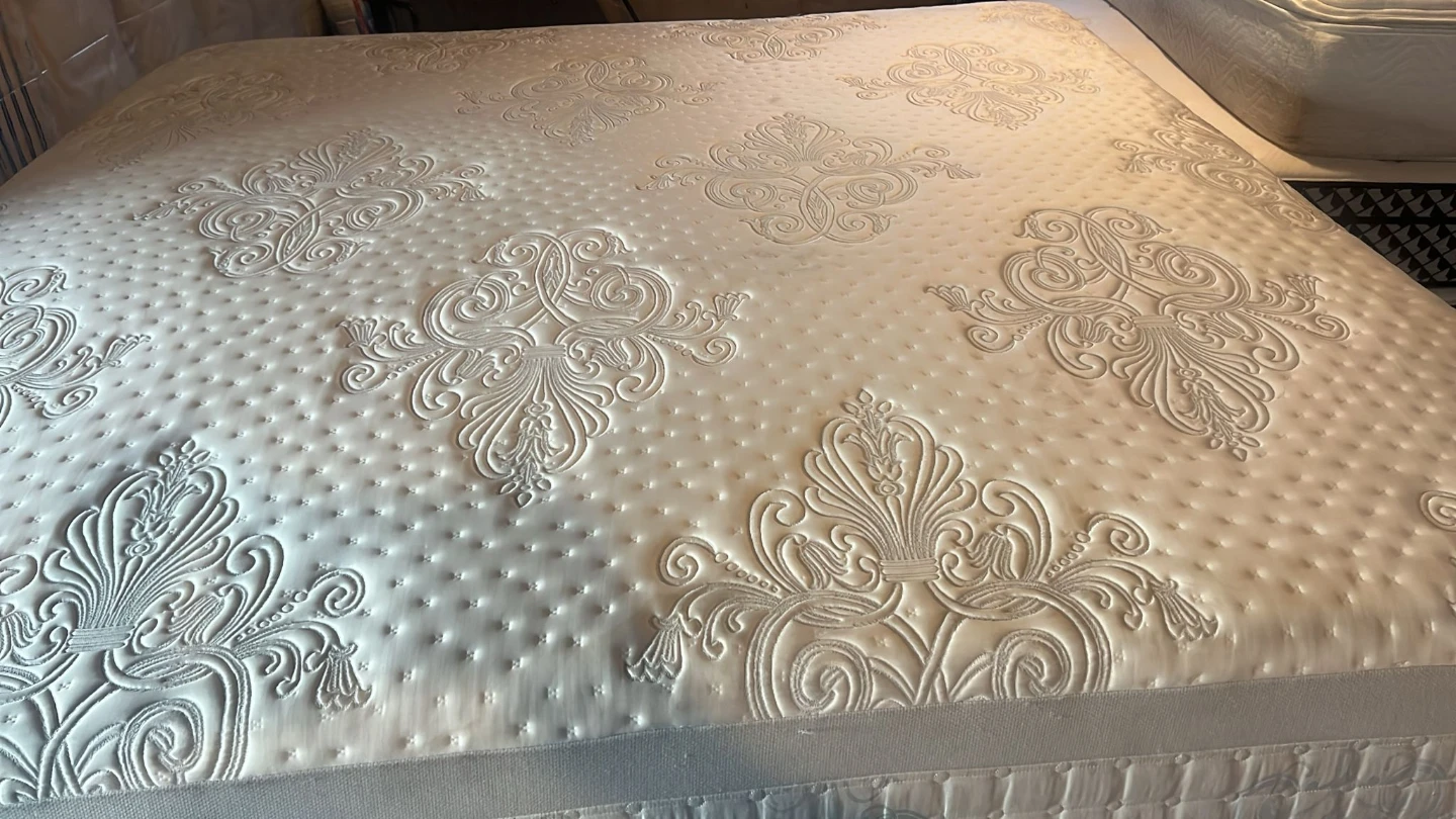 Almost new Kingsdown Duet Luxe king size Mattress - photo 2