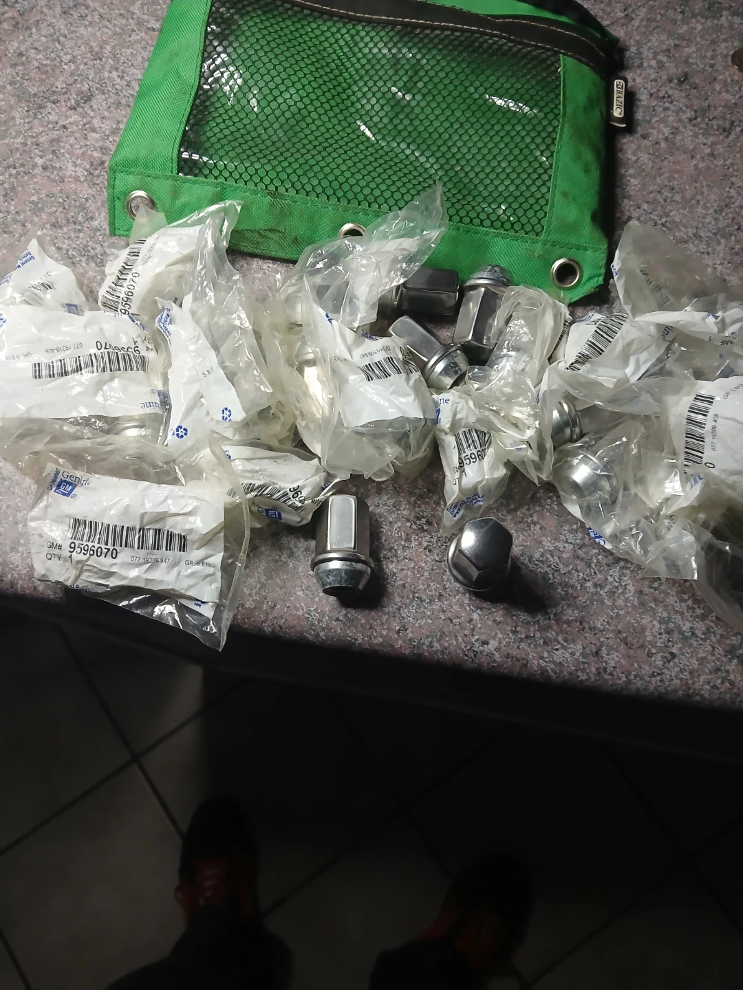 24 lug nuts original for chevy pick up 2500 - photo 2