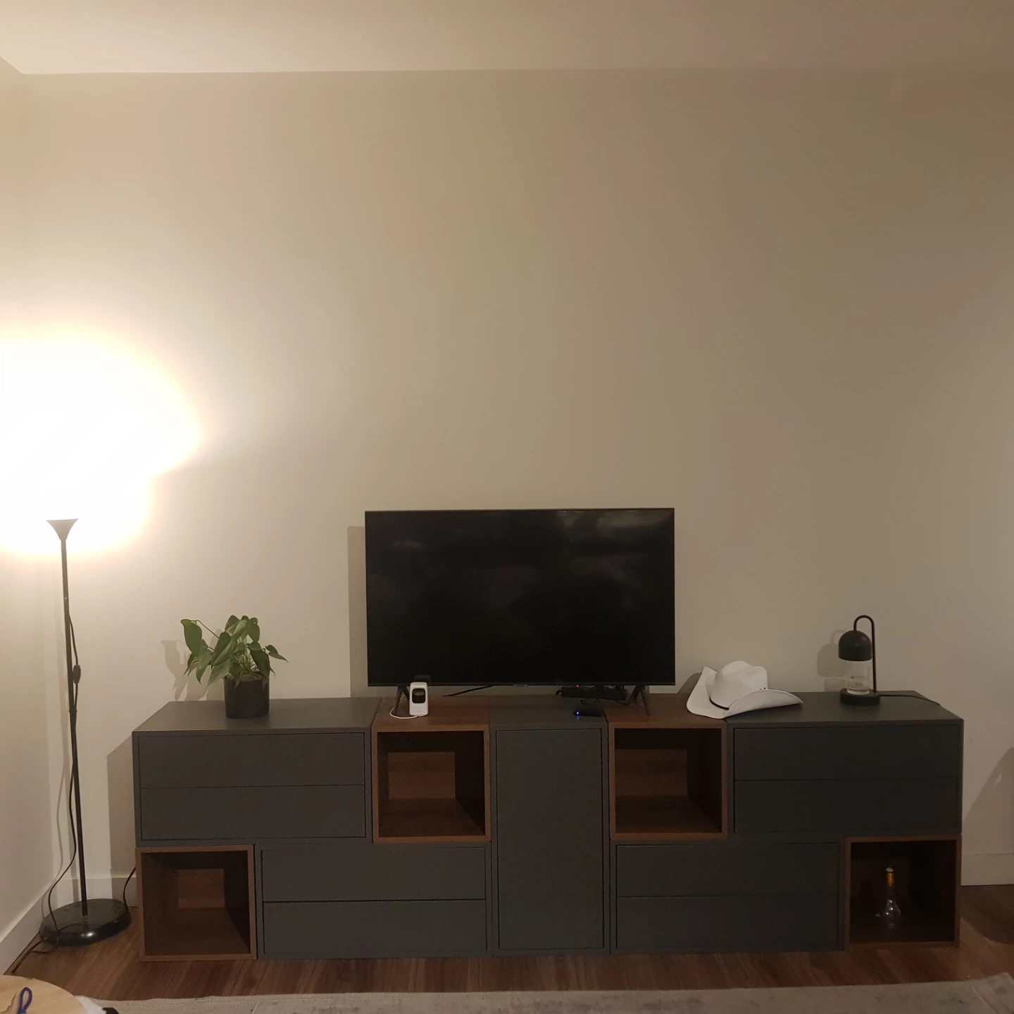 EKET TV console modular