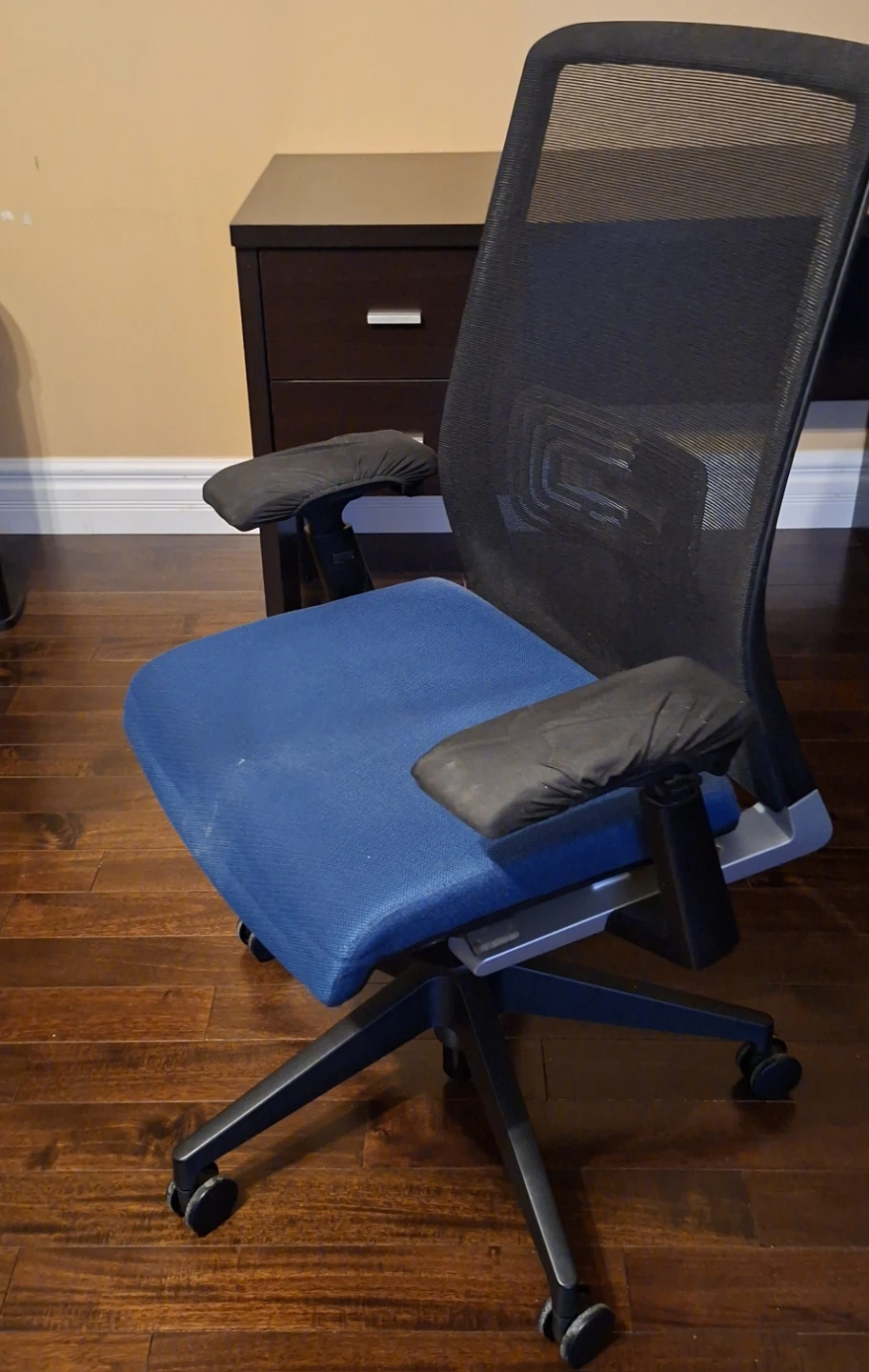 Mesh Back Office Chair with Blue Seat