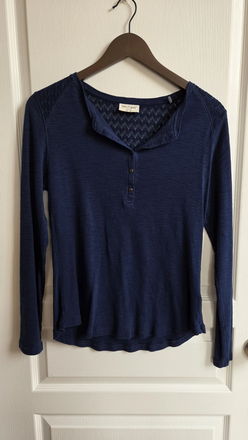 Bleu et Gris Henley Top