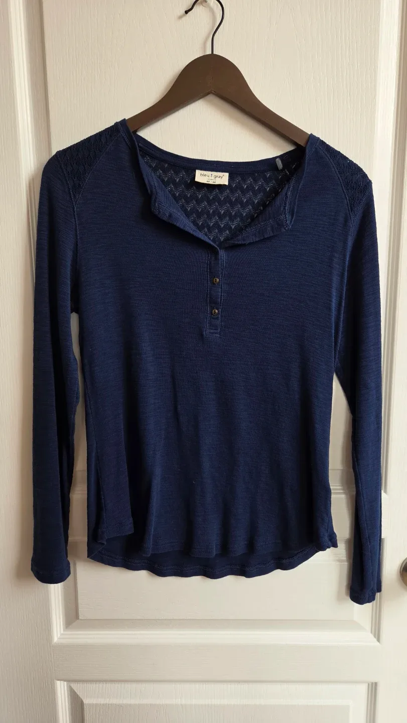 Bleu et Gris Henley Top