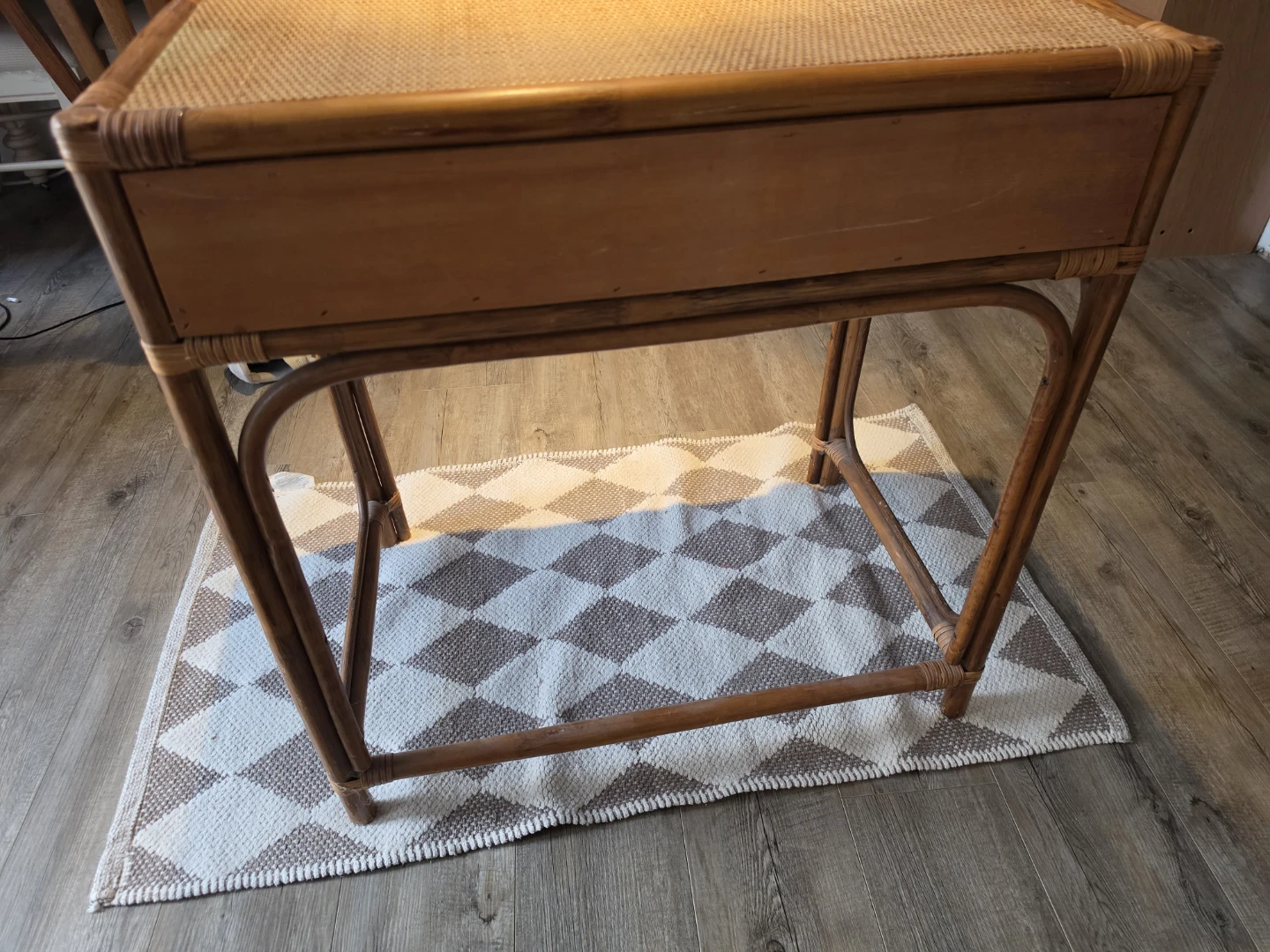 Wicker and wood side table with two drawers - photo 4