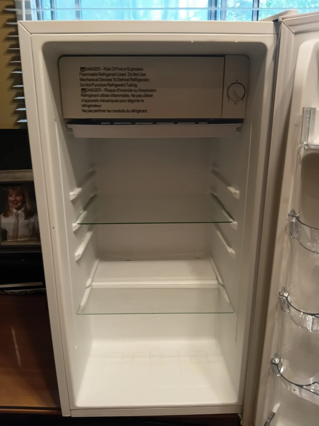 Galanz Compact White Mini Fridge - photo 2