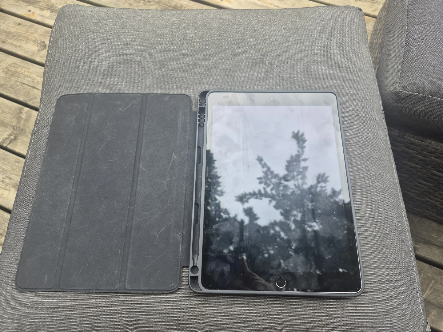 Apple I pad 8th generation - photo 2