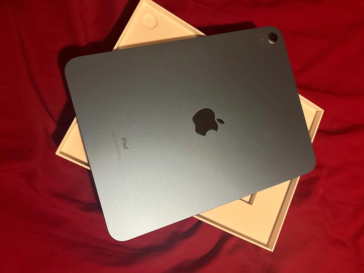 Ipad 10th gen  open to offers - photo 2