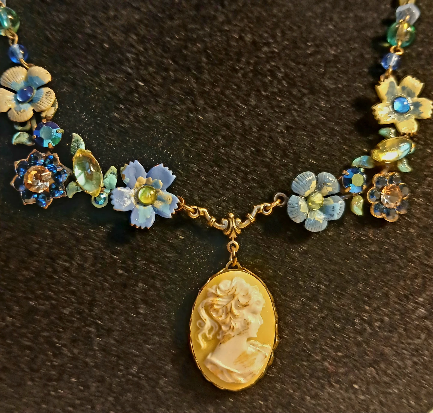 Cameo Necklace and Earring Set - photo 4
