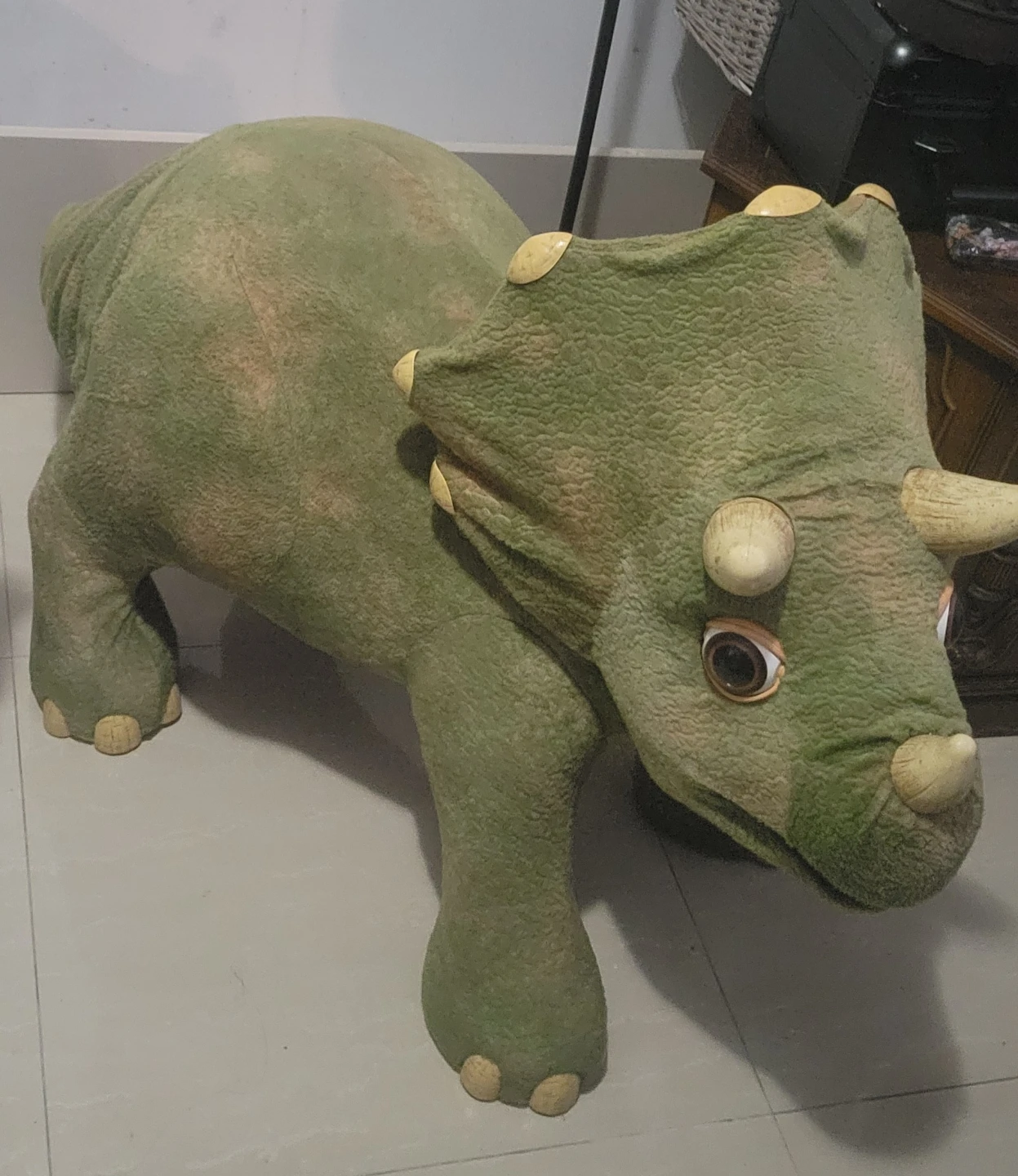 Realistic-sized dinosaur with sound and movement.