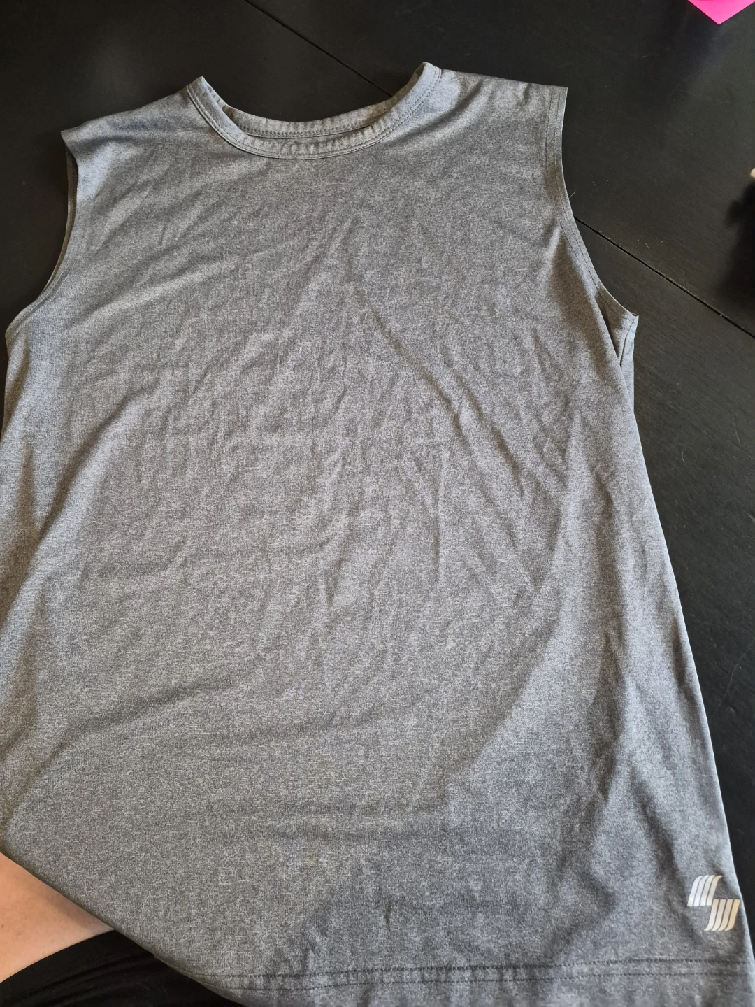 3 sleeveless tanks & sport shorts - photo 5