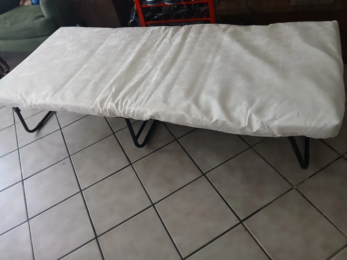 Folding bed like new - photo 3