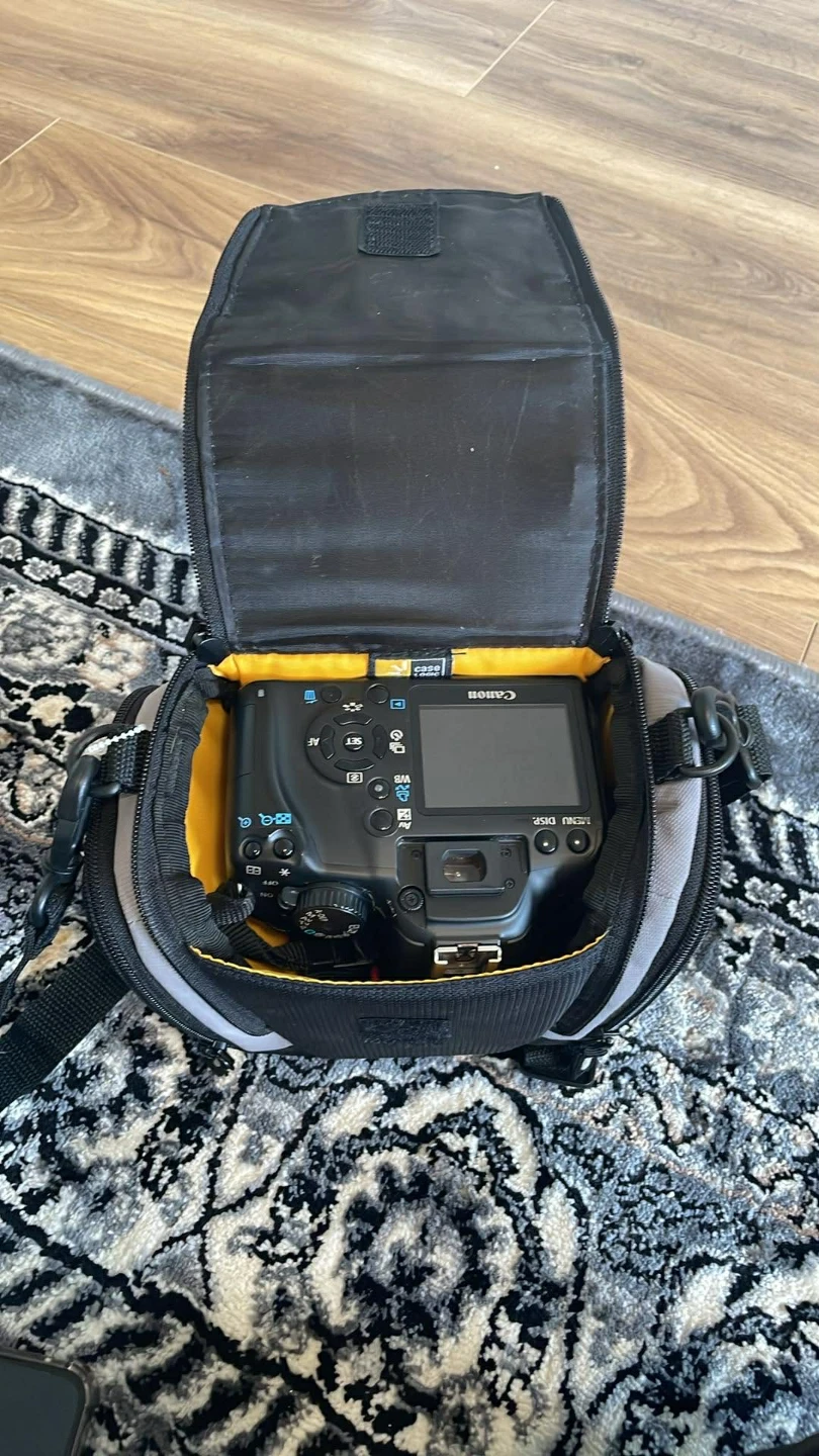 Canon EOS Rebel T1i (500D) DSLR Camera + 18-55mm Lens