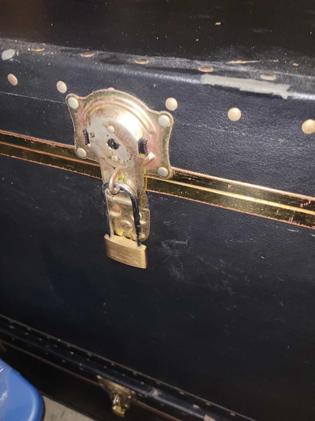 Vintage Rose Trunk with Classic Black & Brass Design - photo 2