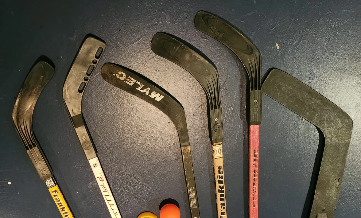 6 Hockey sticks + 2 street hockey balls & 1 puck - photo 2