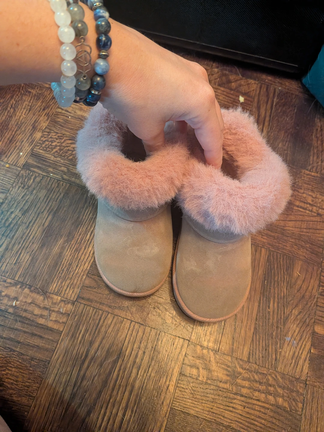 Pink faux suede boots with fur trim - photo 2