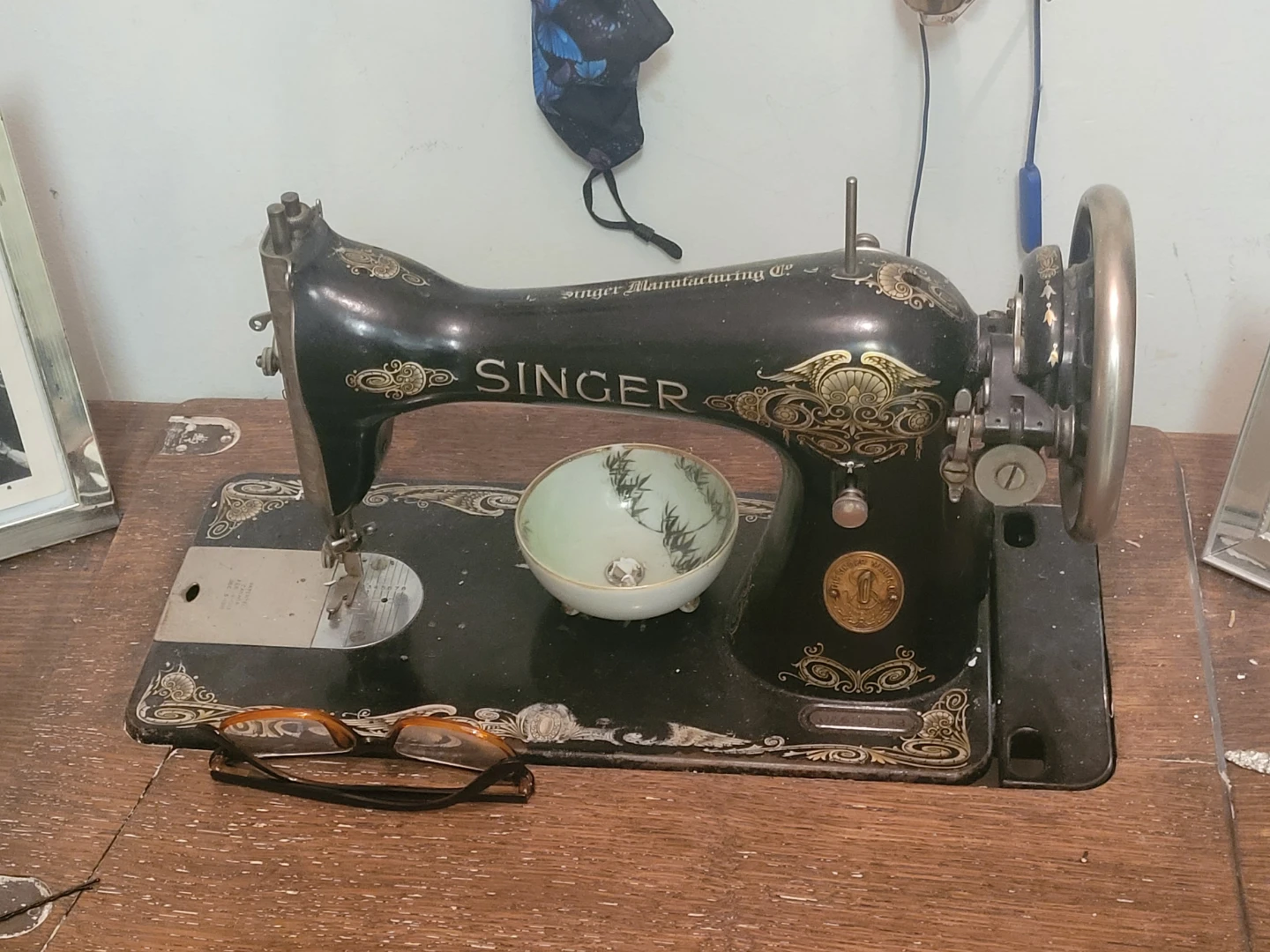 Vintage Singer sewing machine with wooden desk - photo 4
