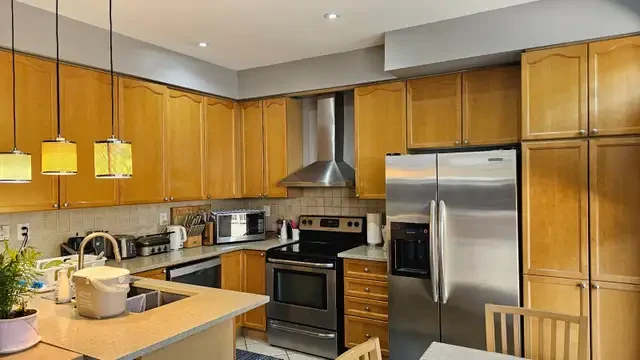 Room rental Milton - Girls only - Thompson rd/ Louis st Laurent