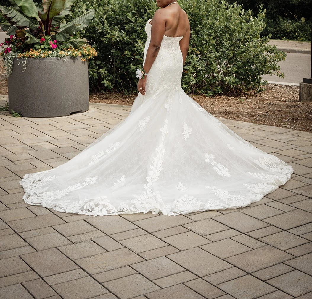 White Wedding Dress with Veil - photo 3