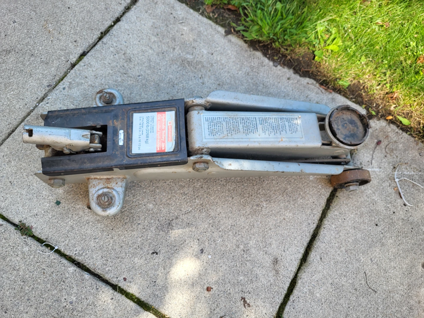 Motomaster Hydraulic Trolley Jack 5000 lb - photo 2