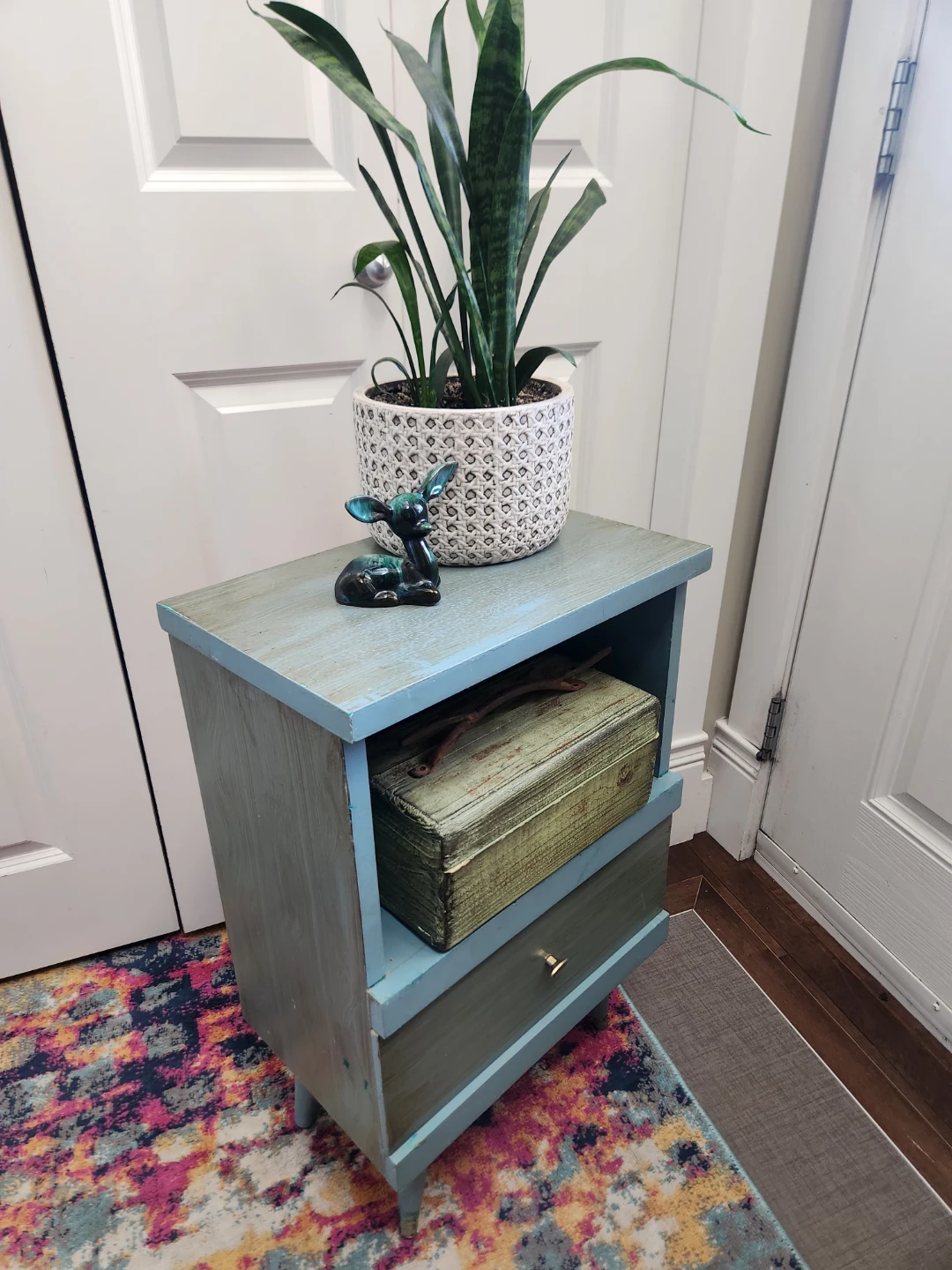 1950s Two-Tone Accent Table with Drawer, pretty & practical - photo 2
