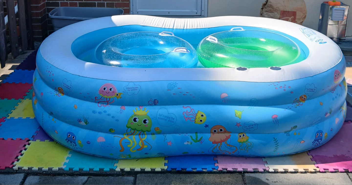 Inflatable kiddie pool with jellyfish design