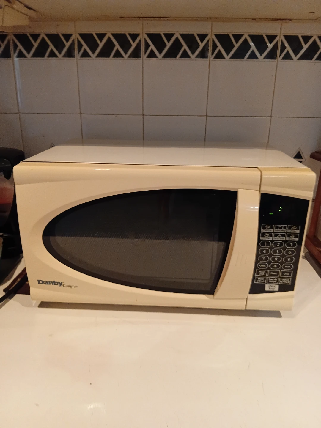 Danby Designer Compact White Microwave READ DESCRIPTION ON SIZE