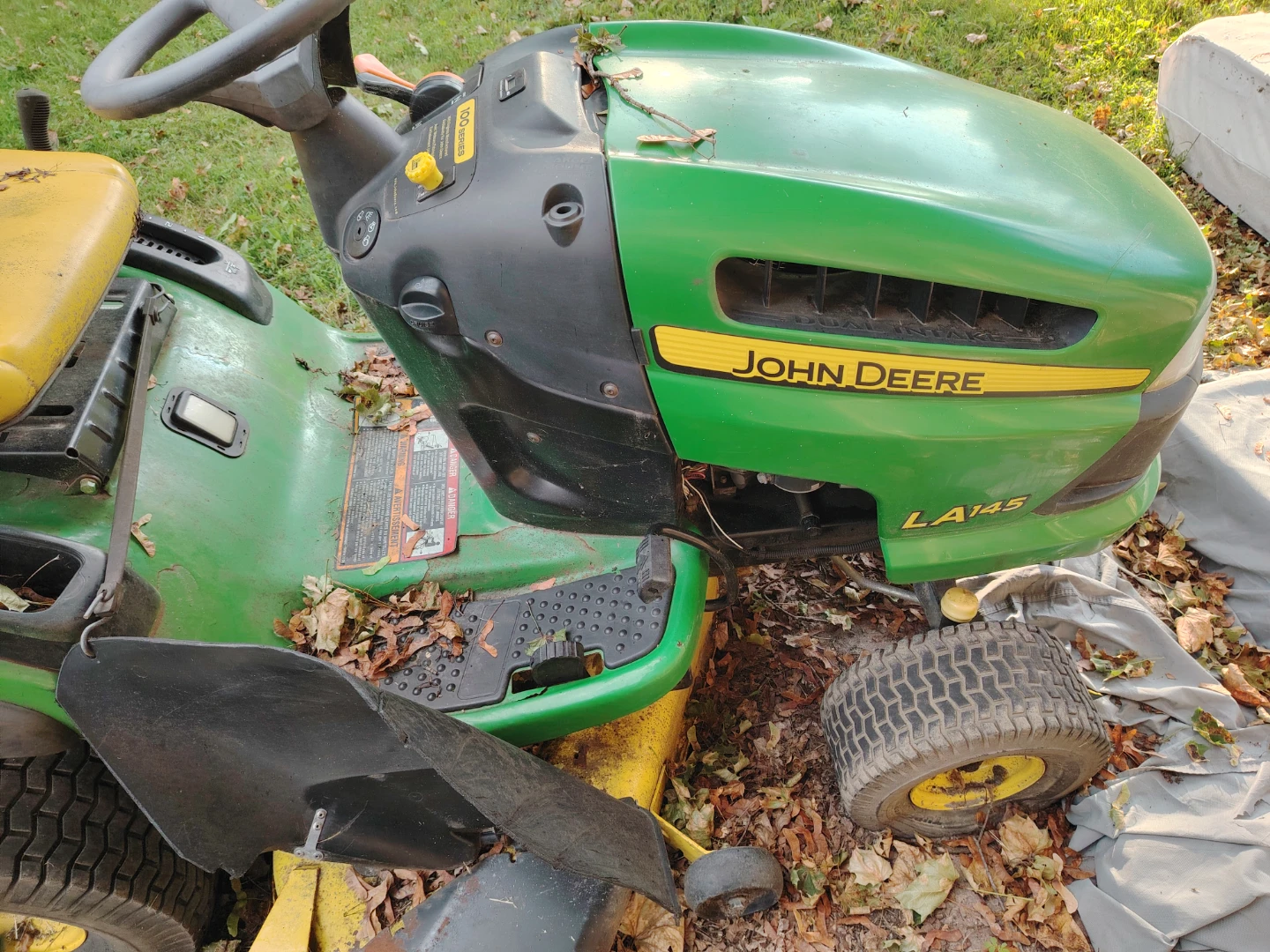 John Deere LA145 Riding Lawn Mower