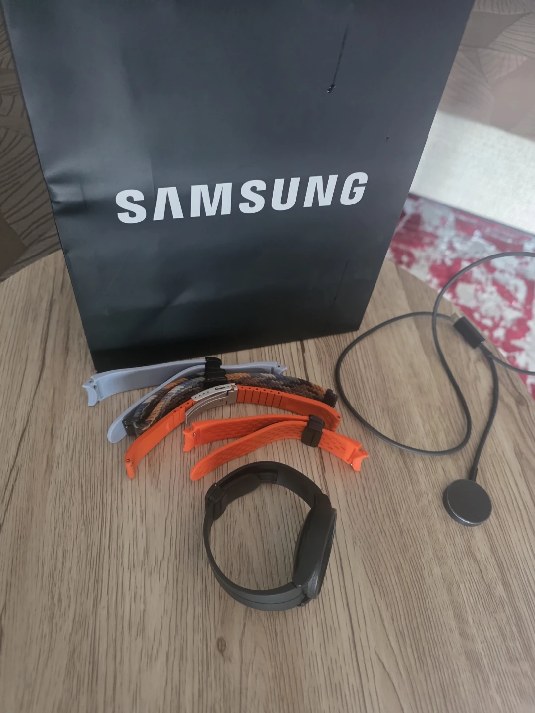 Samsung Smartwatch 5 with Multiple Bands and Charger - photo 4