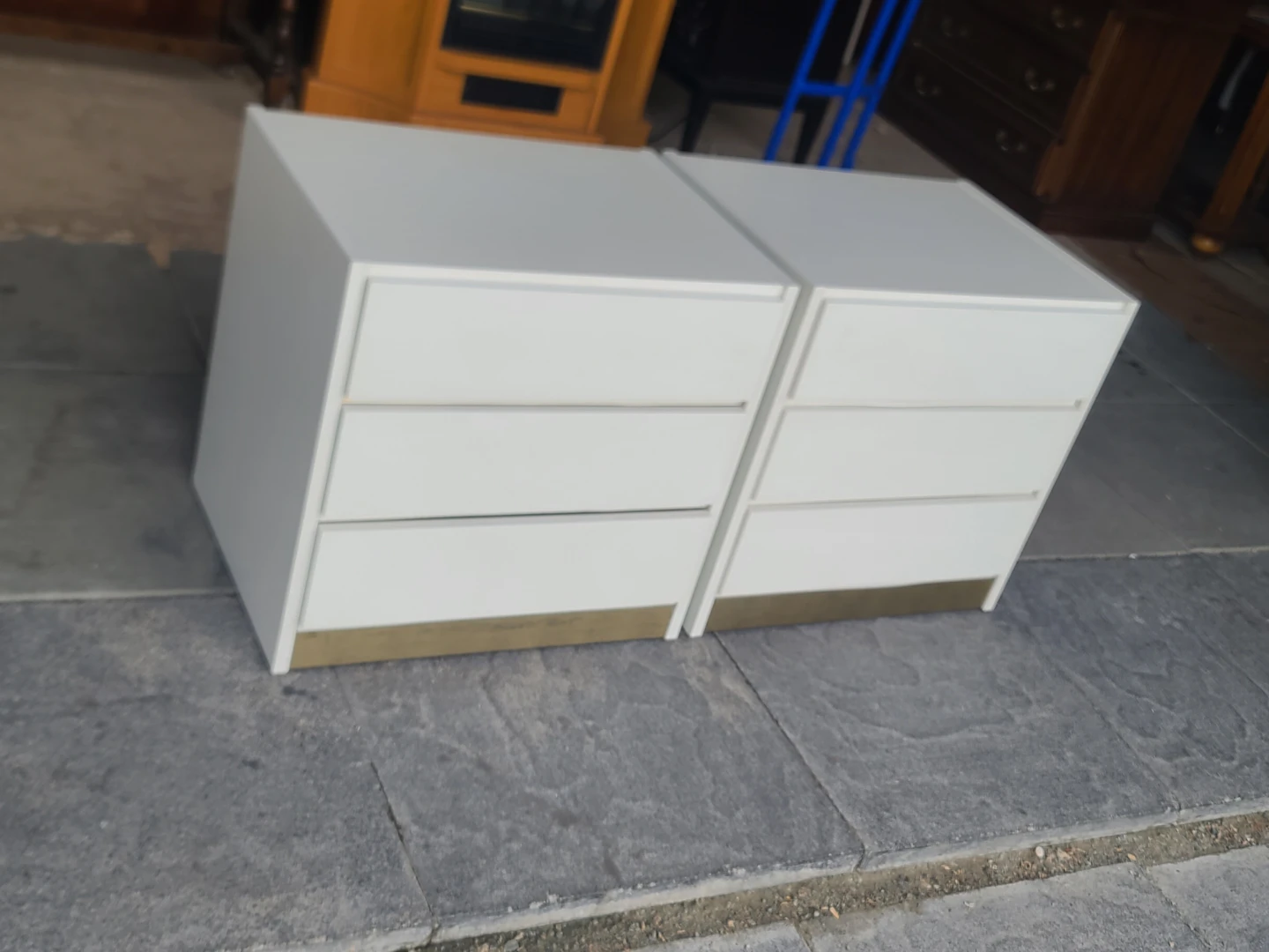 Pair of Maurer Furniture White Nightstands - photo 2