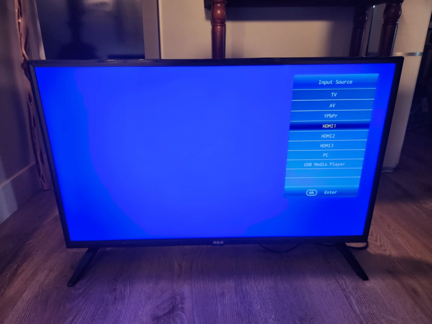 RCA 32" LED TV - photo 2
