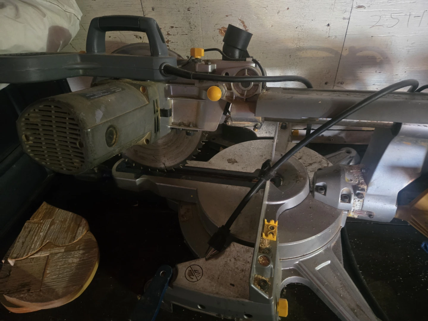 Maximum 10" Sliding Compound Mitre Saw - photo 2