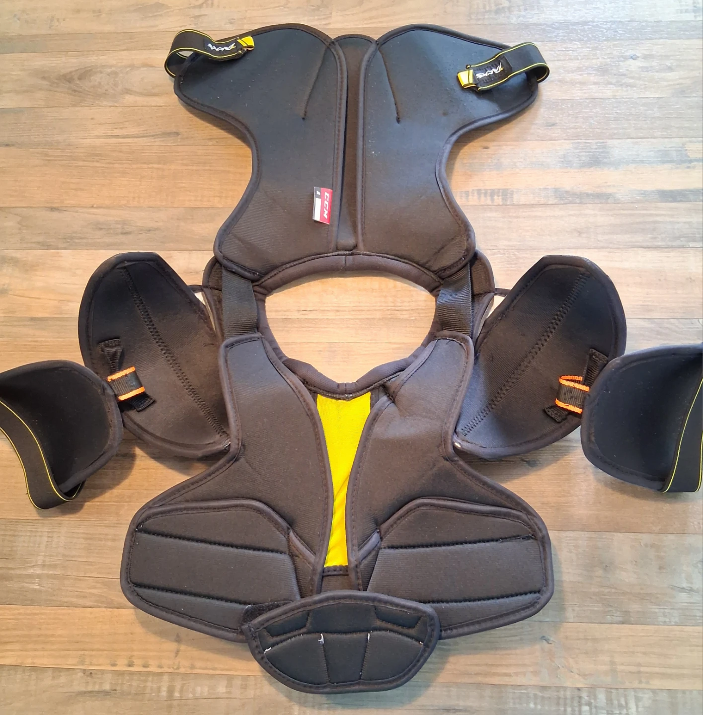 Junior CCM Shoulder Pads - photo 2