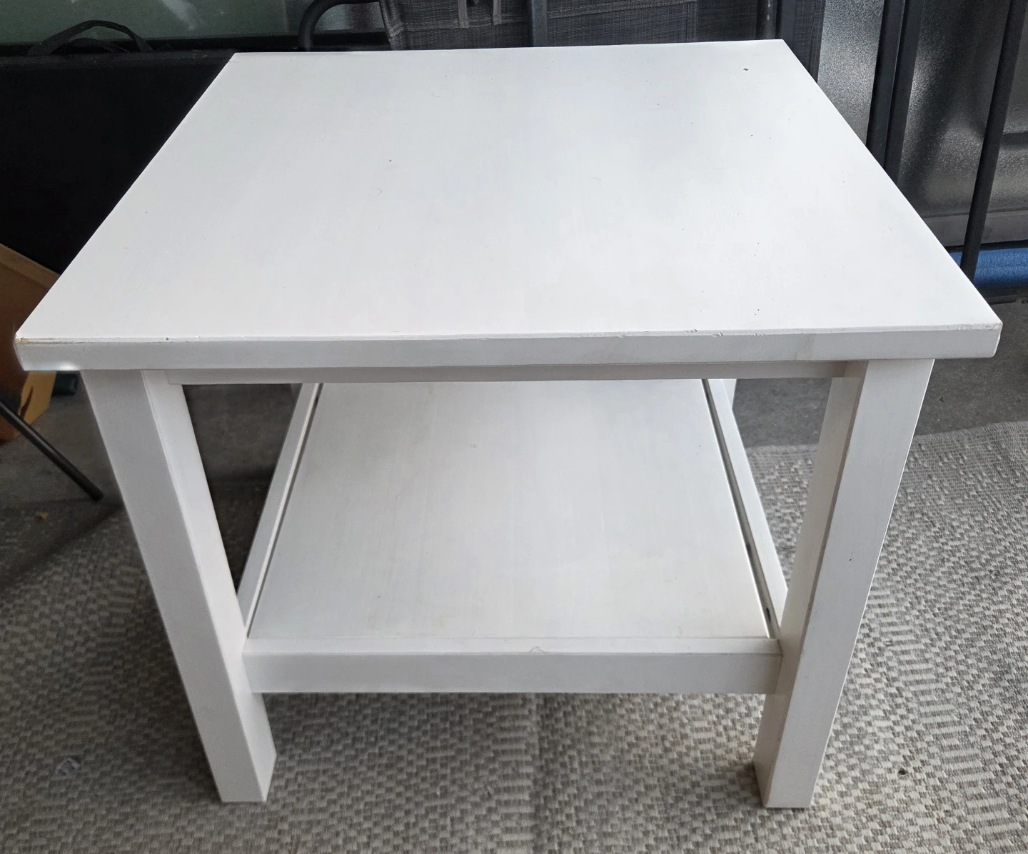 Like new White End Table with removable Shelf - photo 3