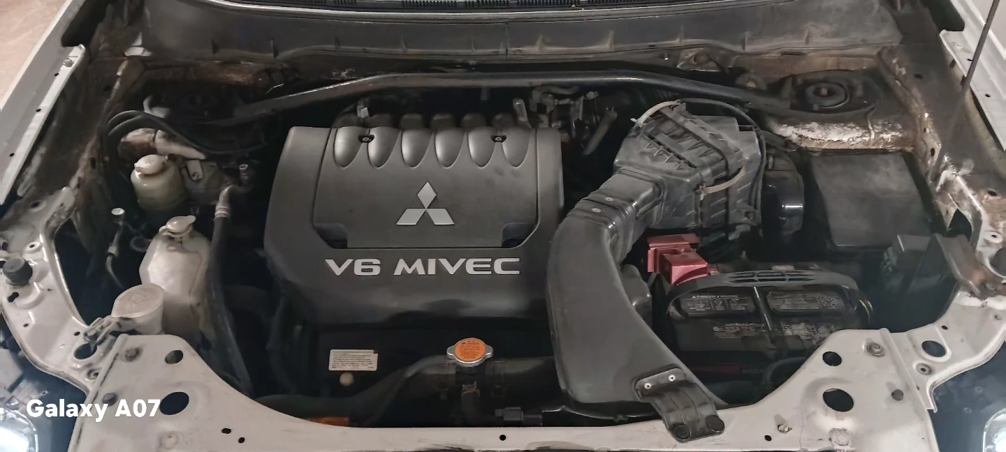 White Mitsubishi Outlander V6 MIVEC SUV - photo 3