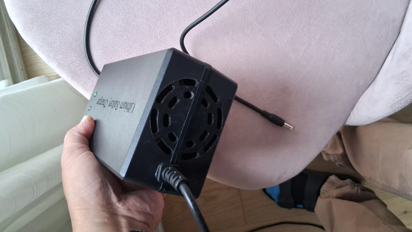 84V 5A Lithium battery charger 5.5mm x 2.5mm - photo 3