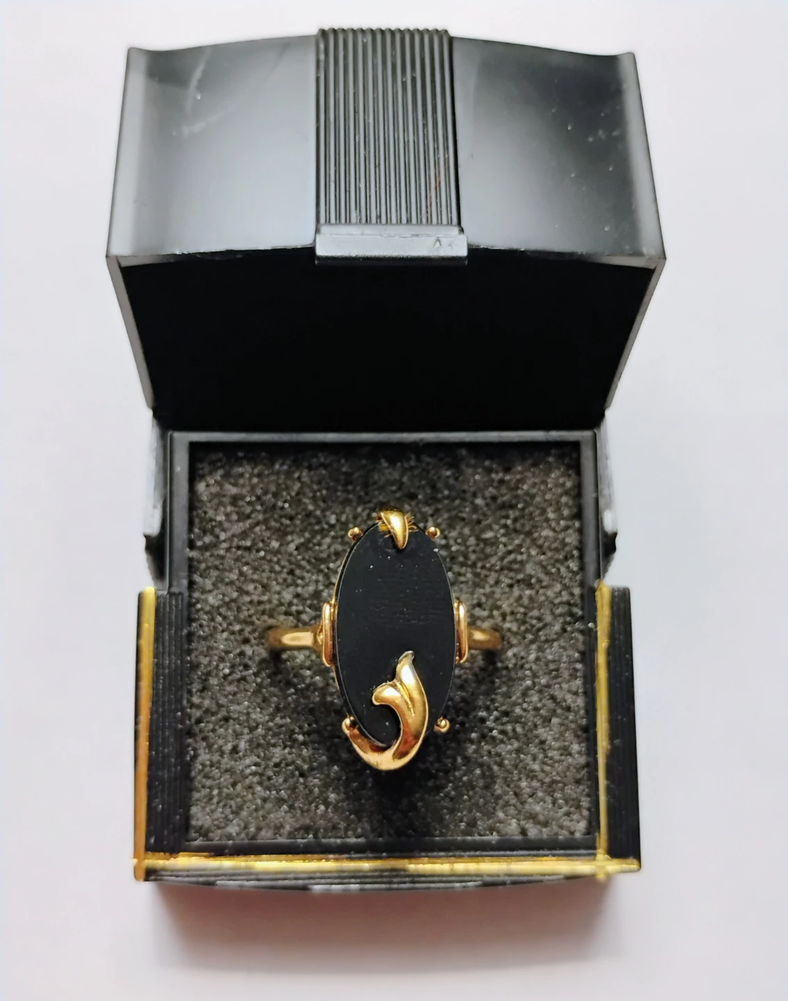 AVON VINTAGE RING (NIGHT FLOWER GOLD TONE BLACK ONYX)