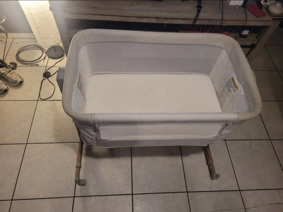 2 ITEMS**  Munchkin Baby Swing & LovliTod Bassinet - photo 2