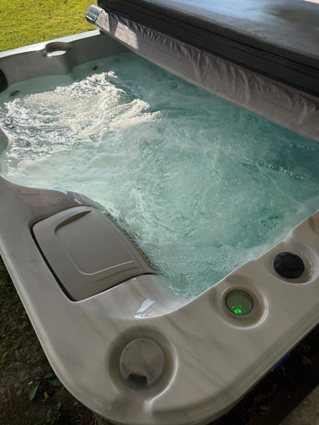 Canadian Spa Company Hot Tub - photo 2