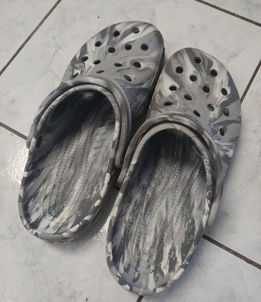 Grey Marble Men's Crocs (size 13) - photo 3