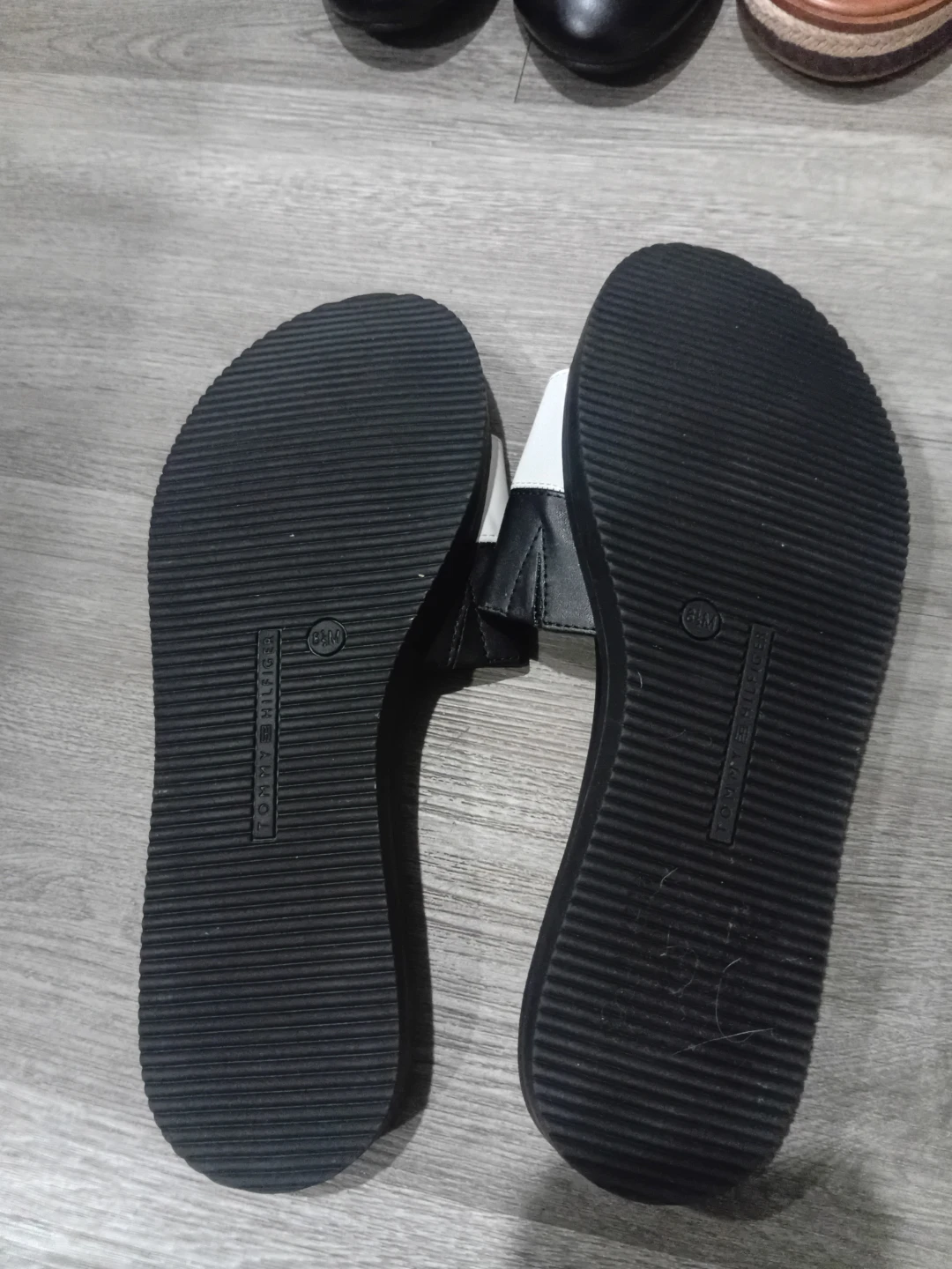 Tongs Tommy Hilfiger noires et blanches - photo 2