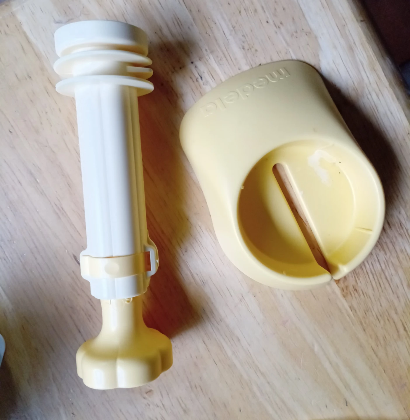 Medela new pump membranes, lid/cap & other used accessories - photo 2