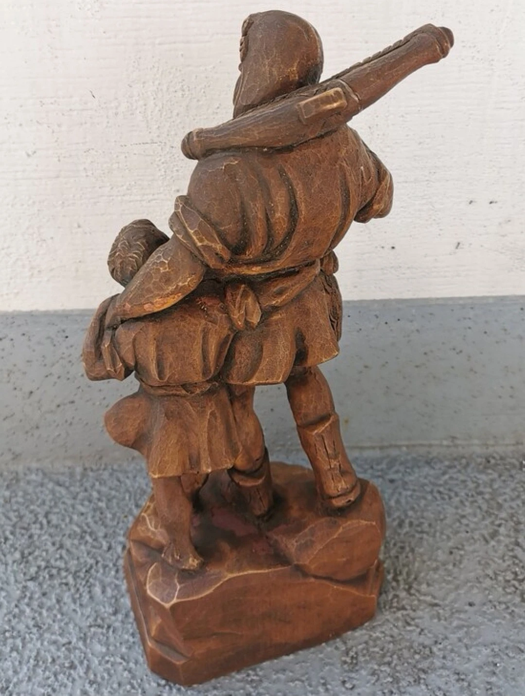 Antique Swiss Brienz-Style Wilhelm Tell Hand-Carved Sculpture - photo 5
