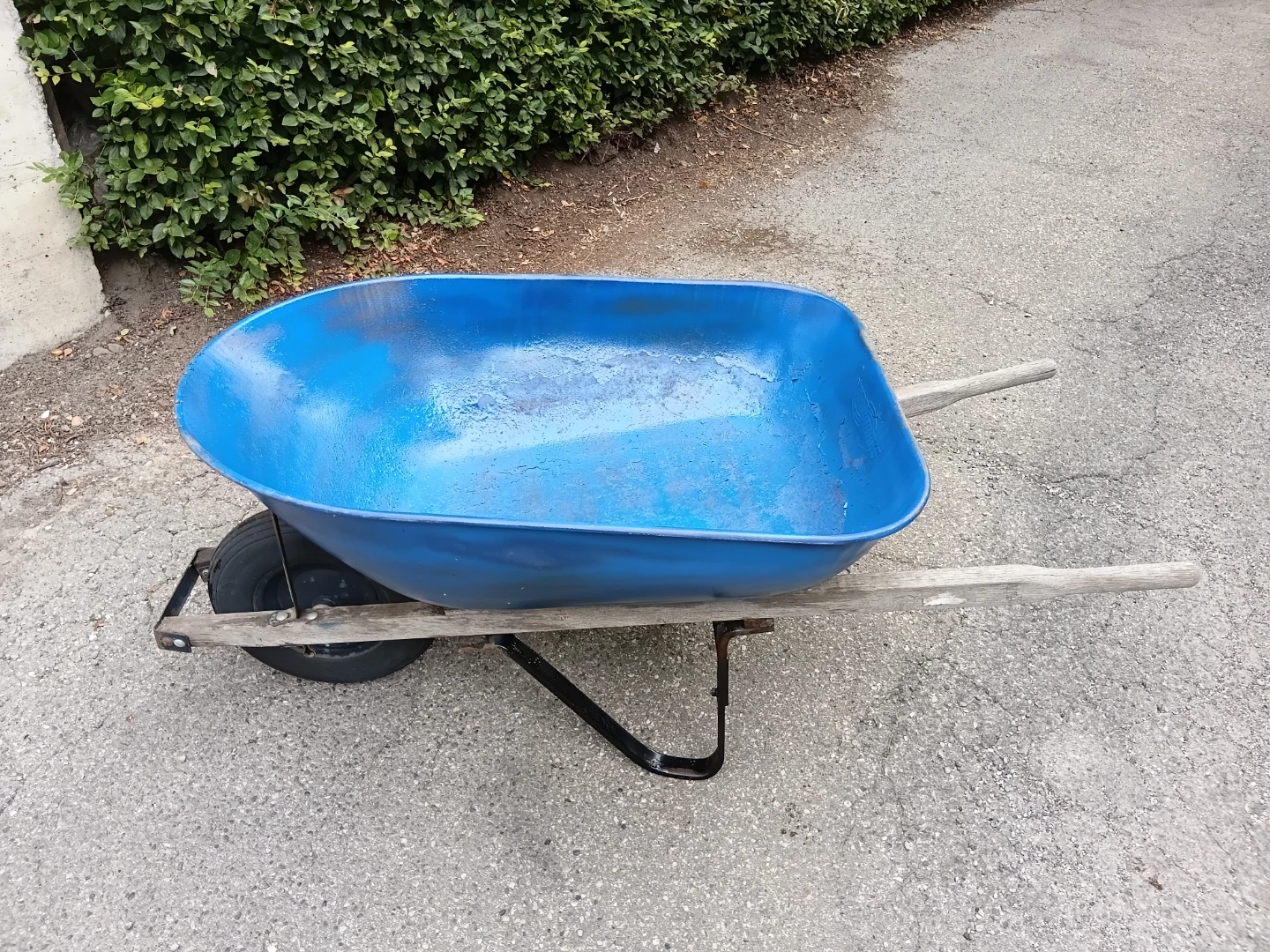 Heavy Duty Premium Metal Wheelbarrow
