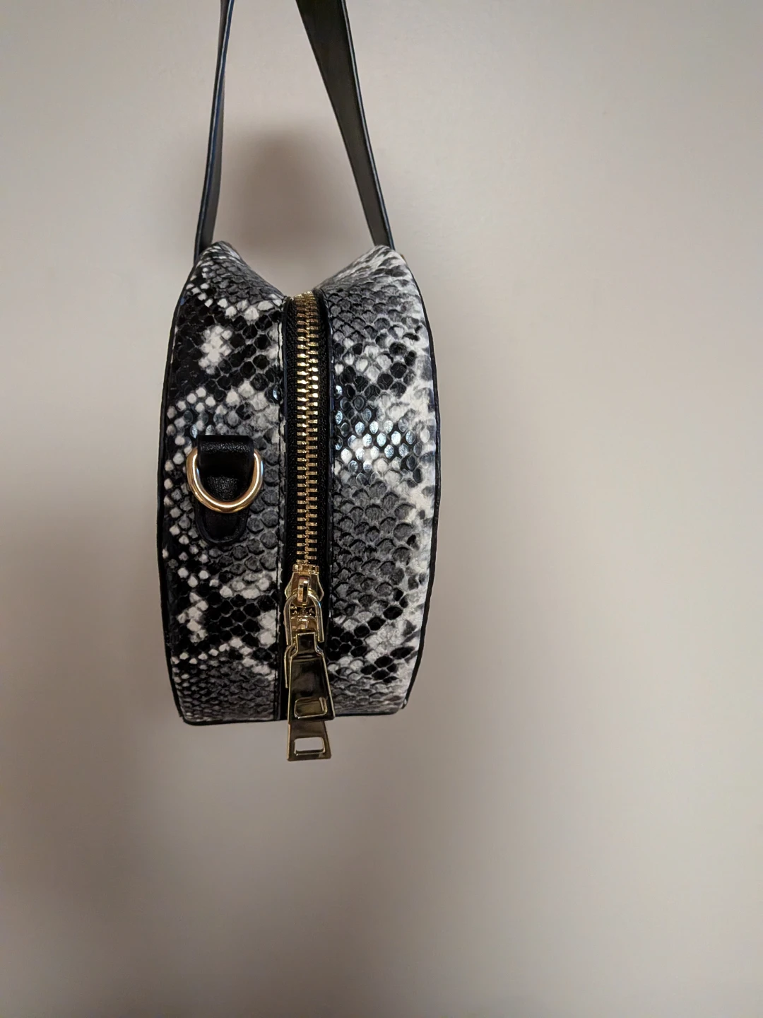 Round black and white python patterned bag - photo 2