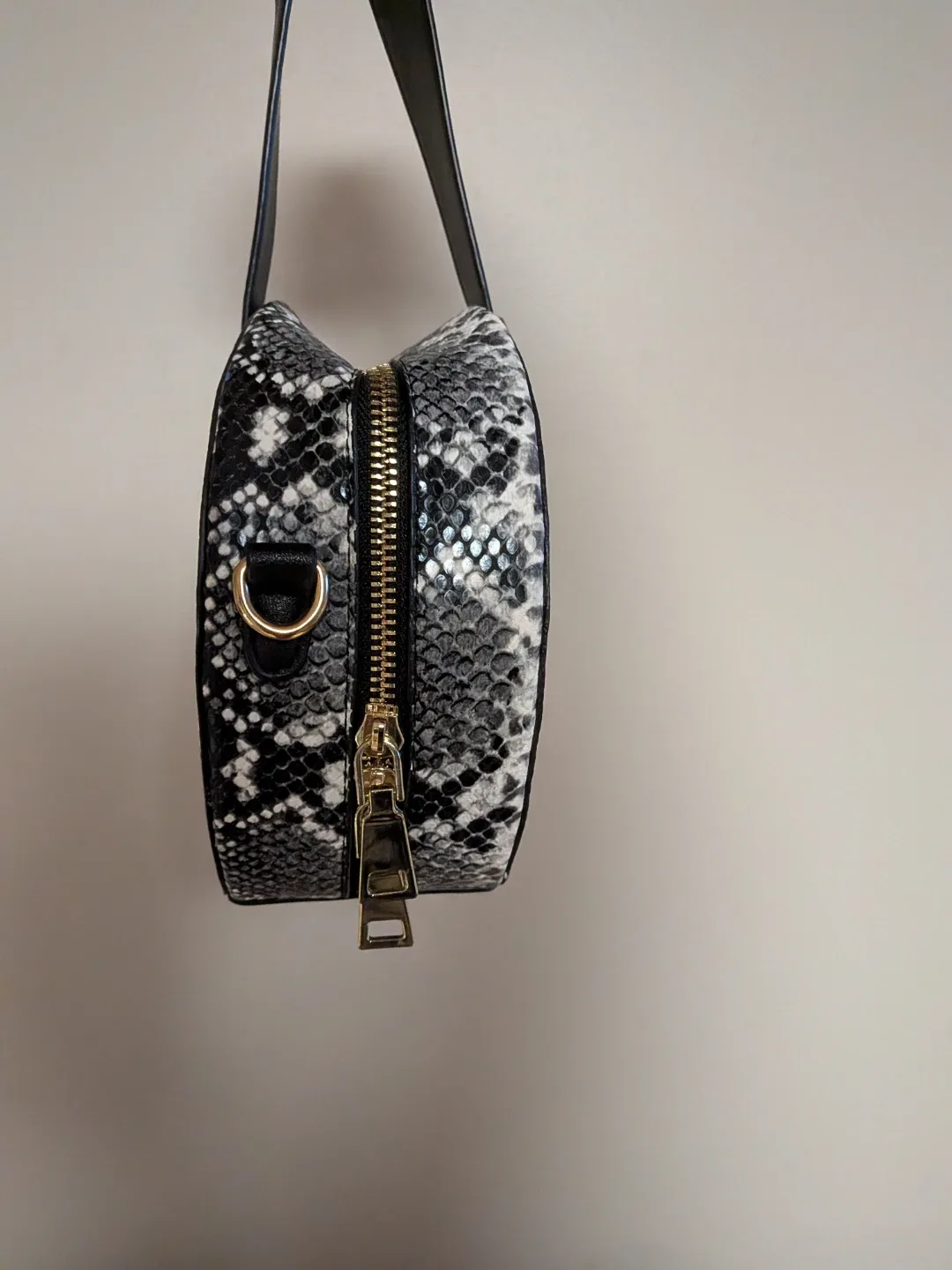 Round black and white python patterned bag - photo 2