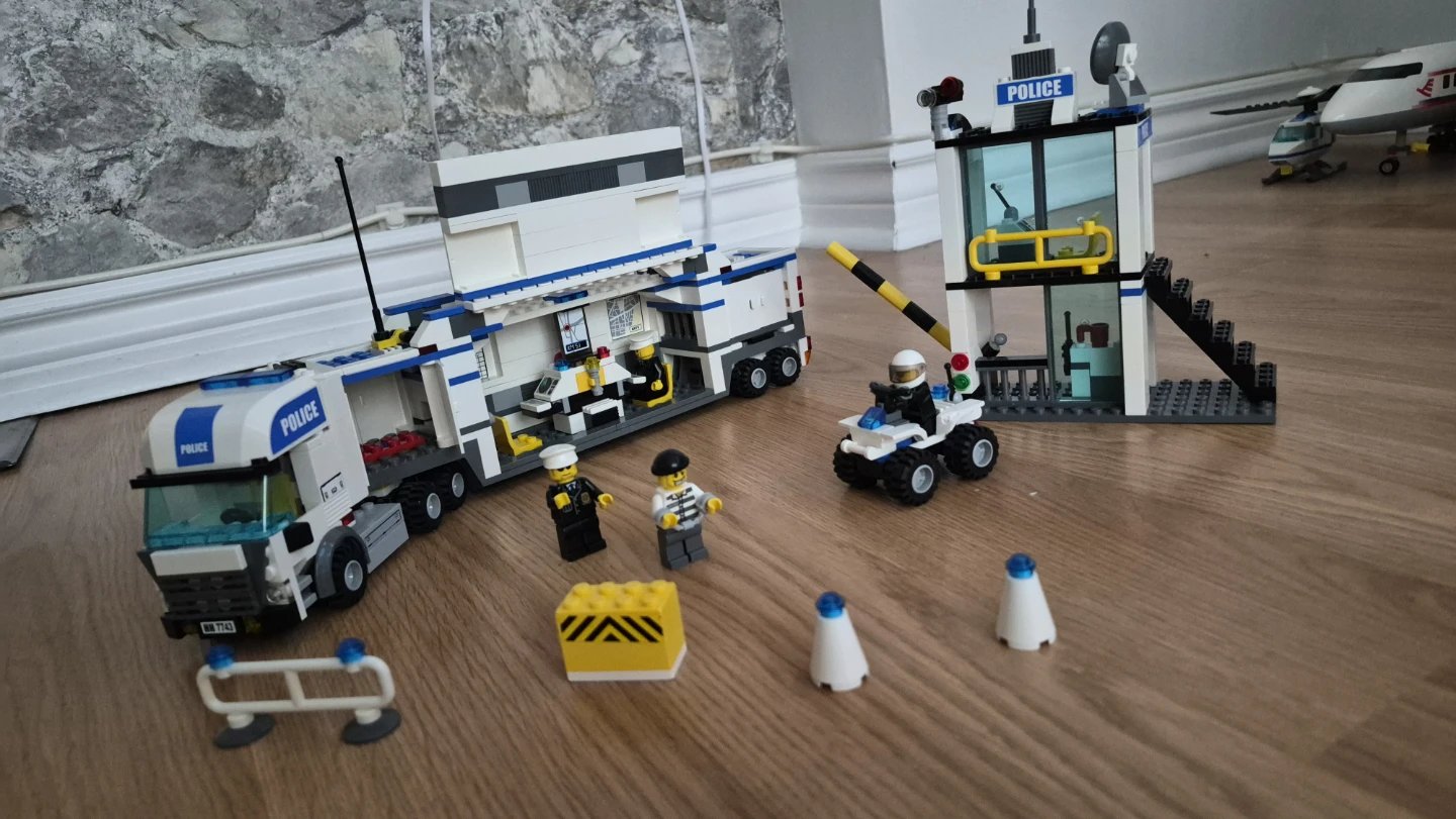 LEGO City Police Command Center Set 7743 - photo 2